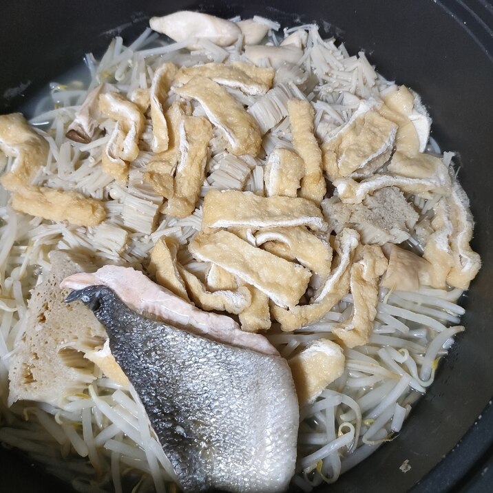 鮭と油揚げの水炊き鍋